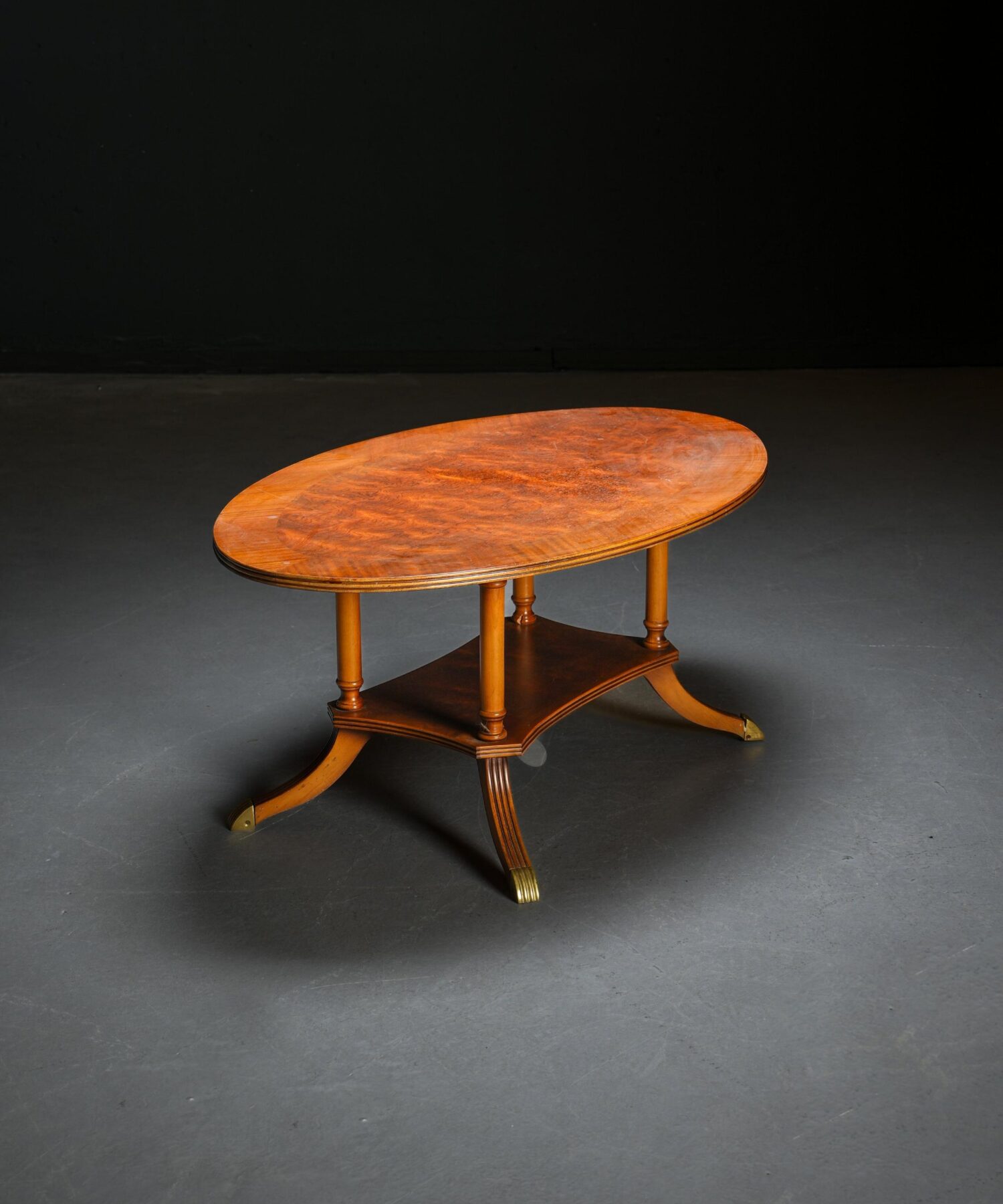 Burr Walnut Oval Sehpa