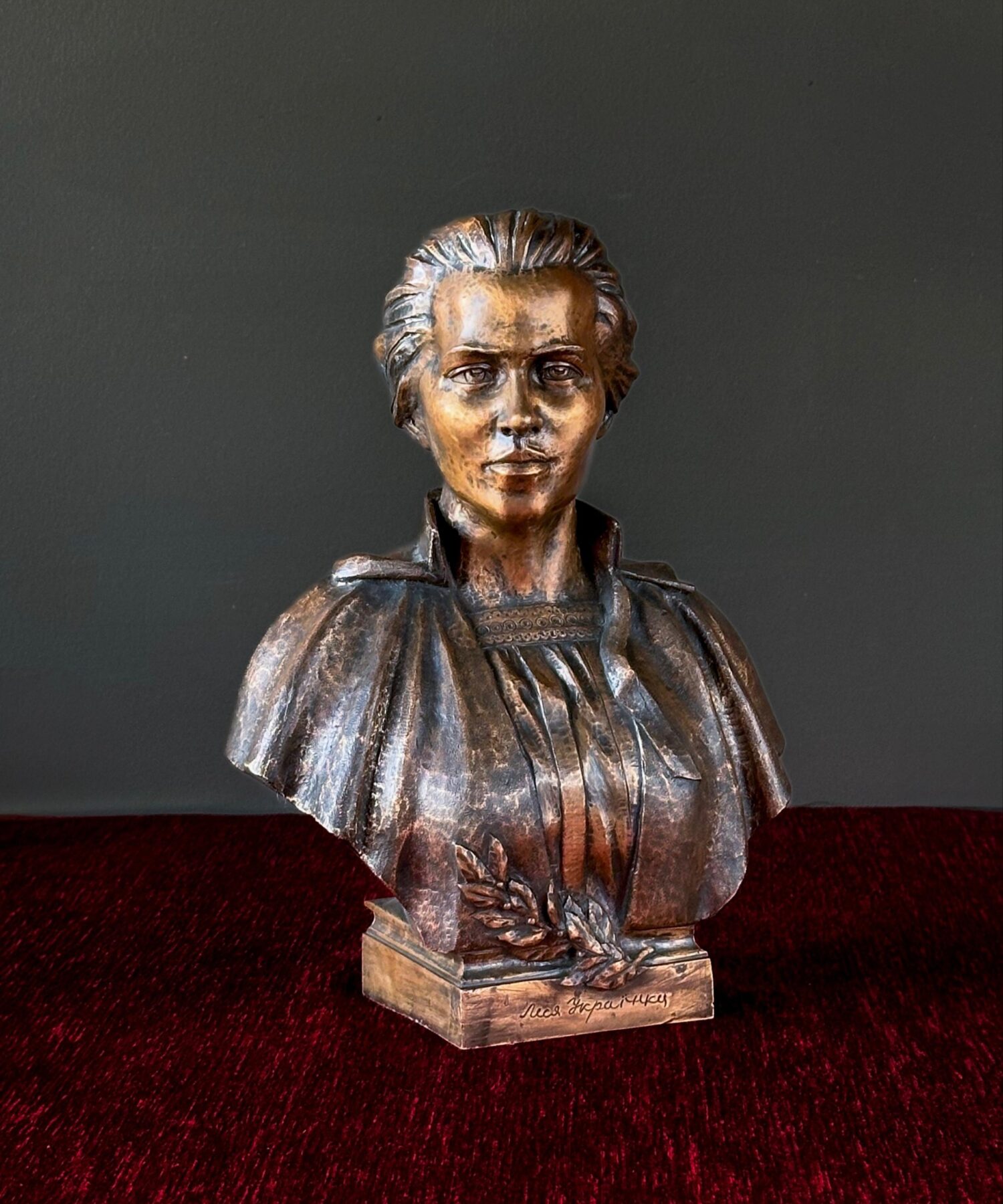 Bronz Heykel Büst "Lesya Ukrainka"