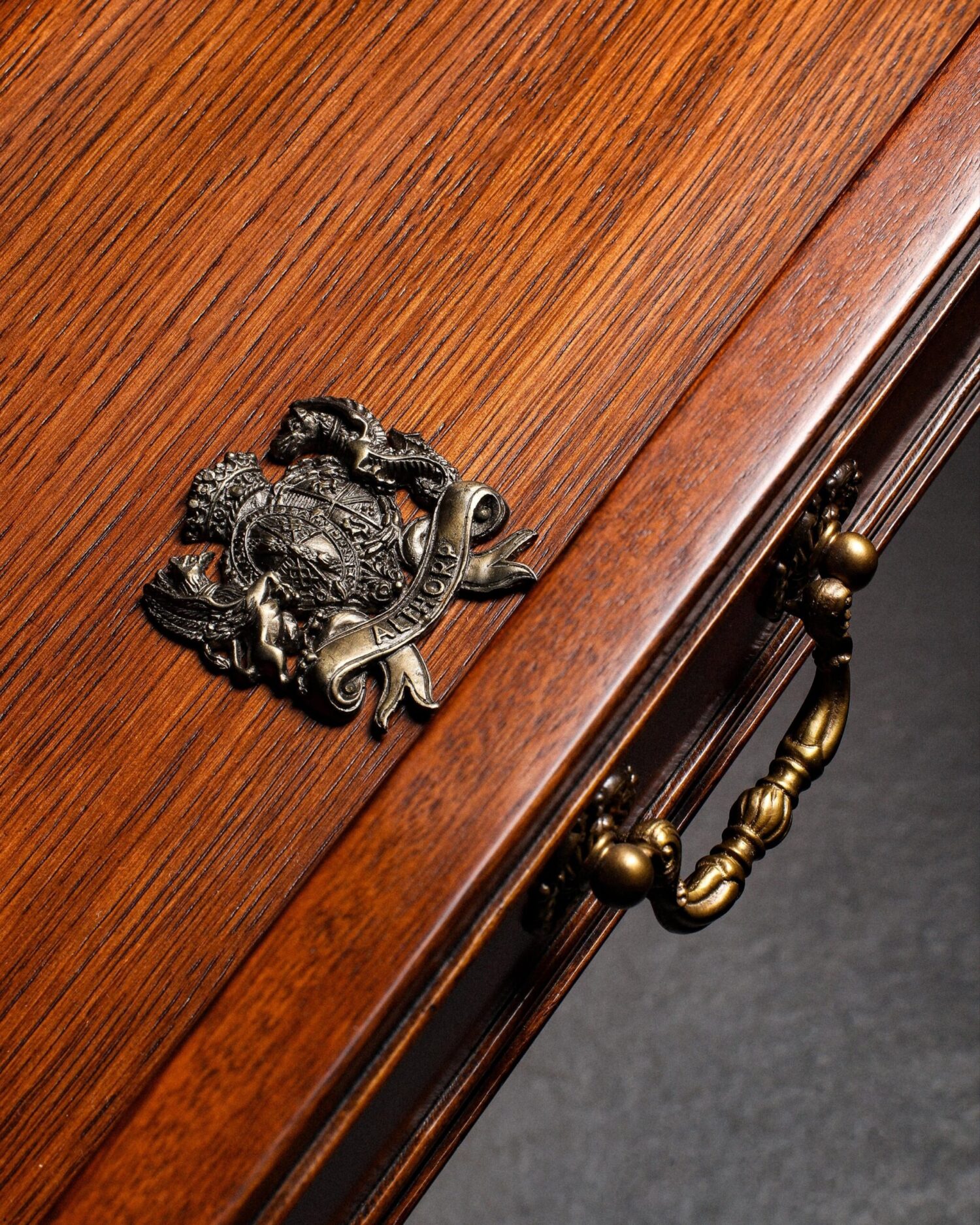 1000160670-scaled-1.jpg Theodore Alexander Althorp Çalışma Masası - Görsel 3