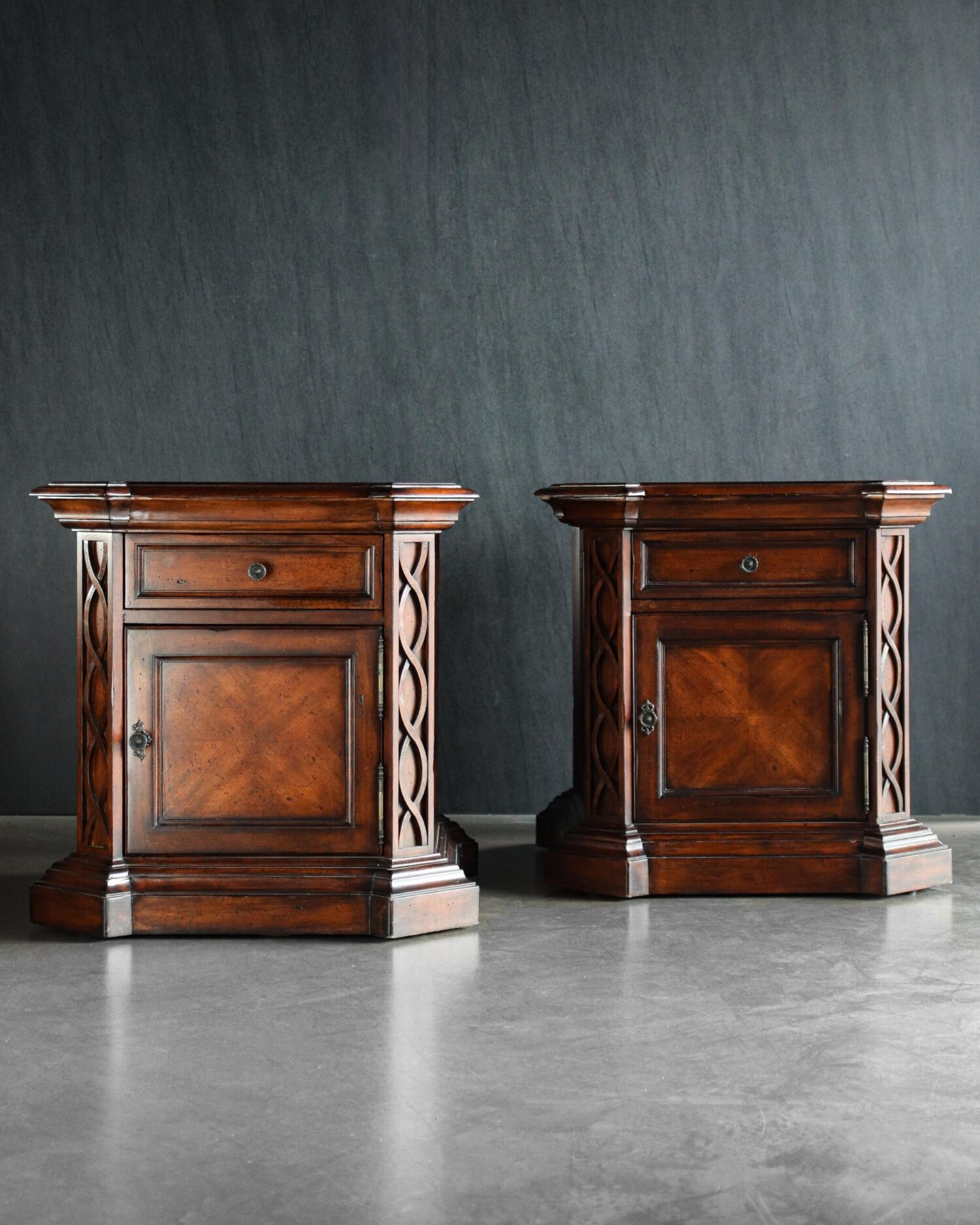 Theodore Alexander Büyük Komodinler - Çift - Görsel 1