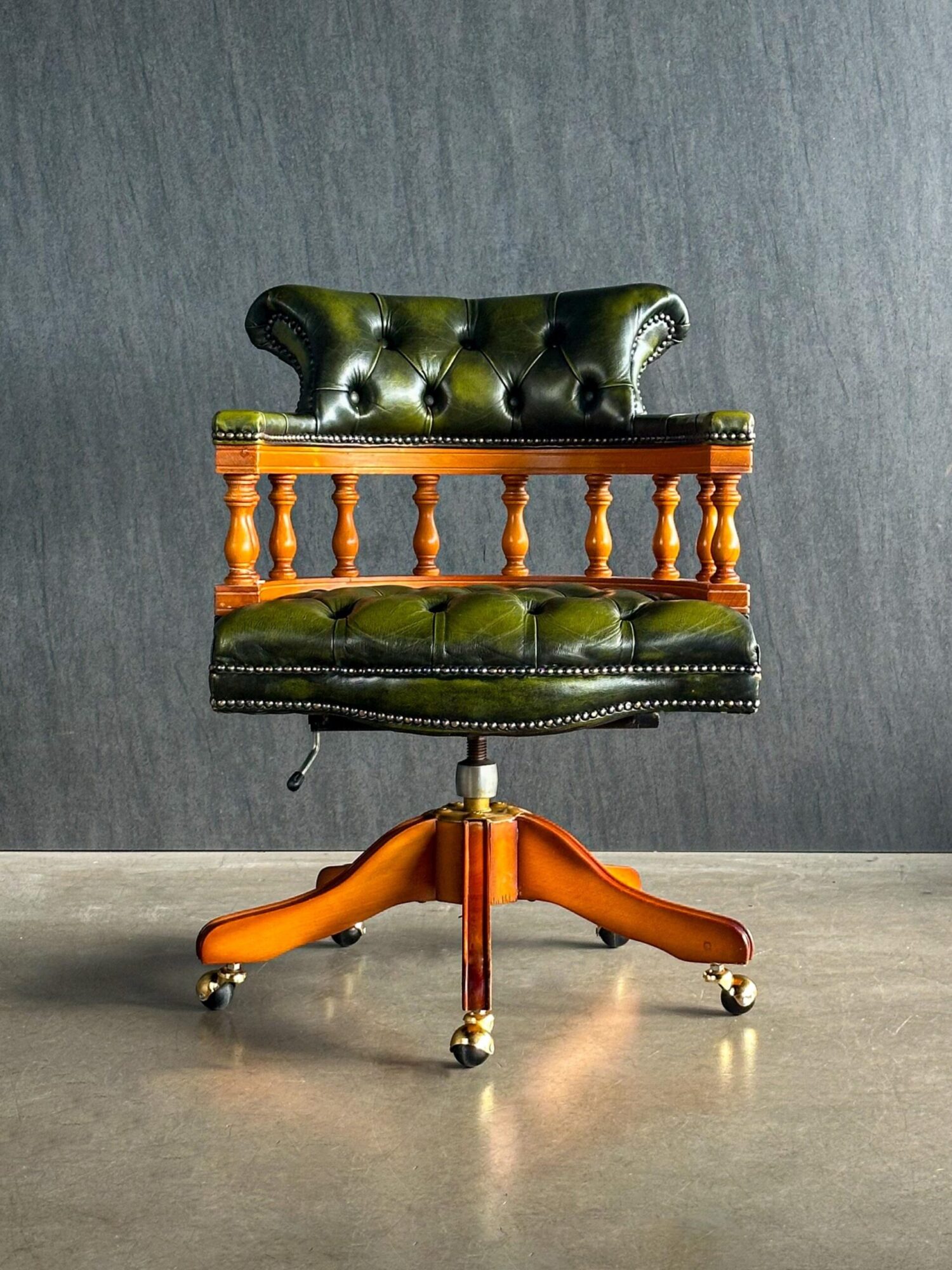 1000176638-scaled-1.jpg Chesterfield Captain's Chair - Görsel 1