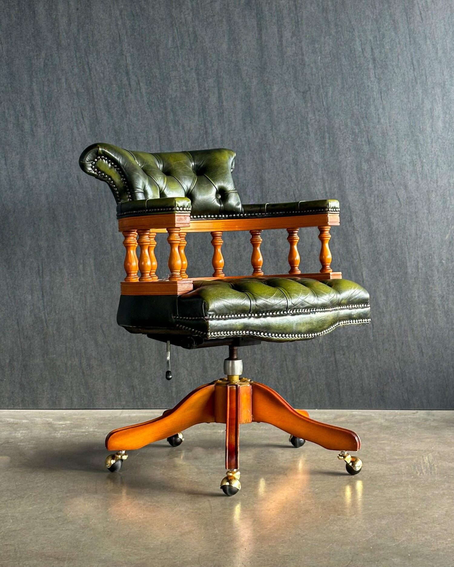 Chesterfield Captain's Chair - Görsel 2