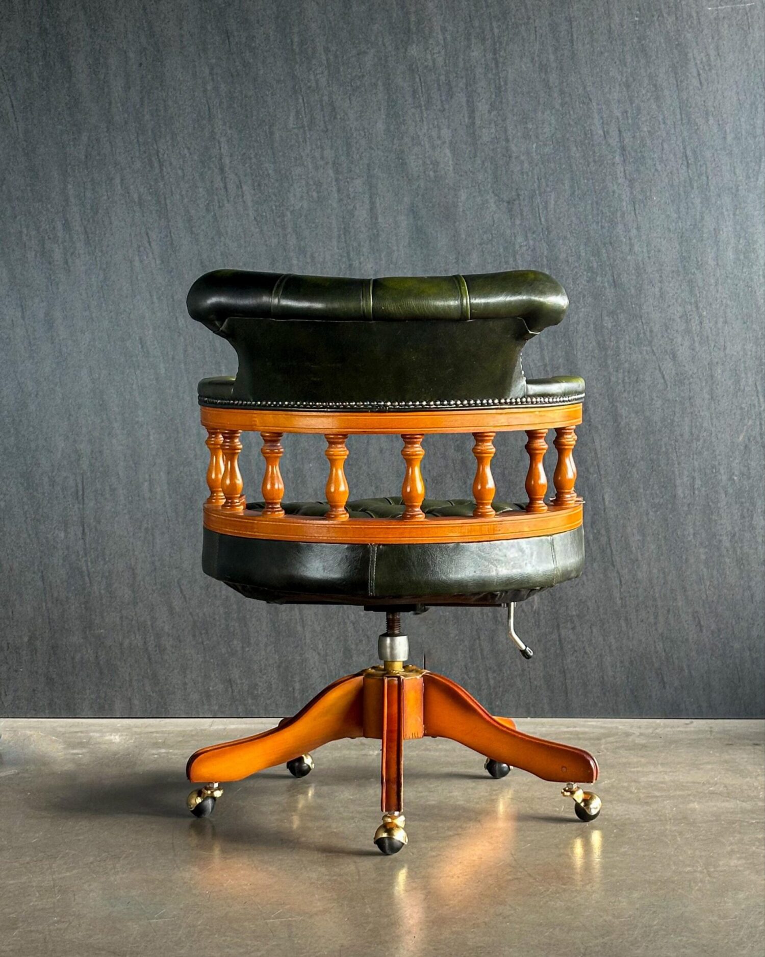 Chesterfield Captain's Chair - Görsel 4