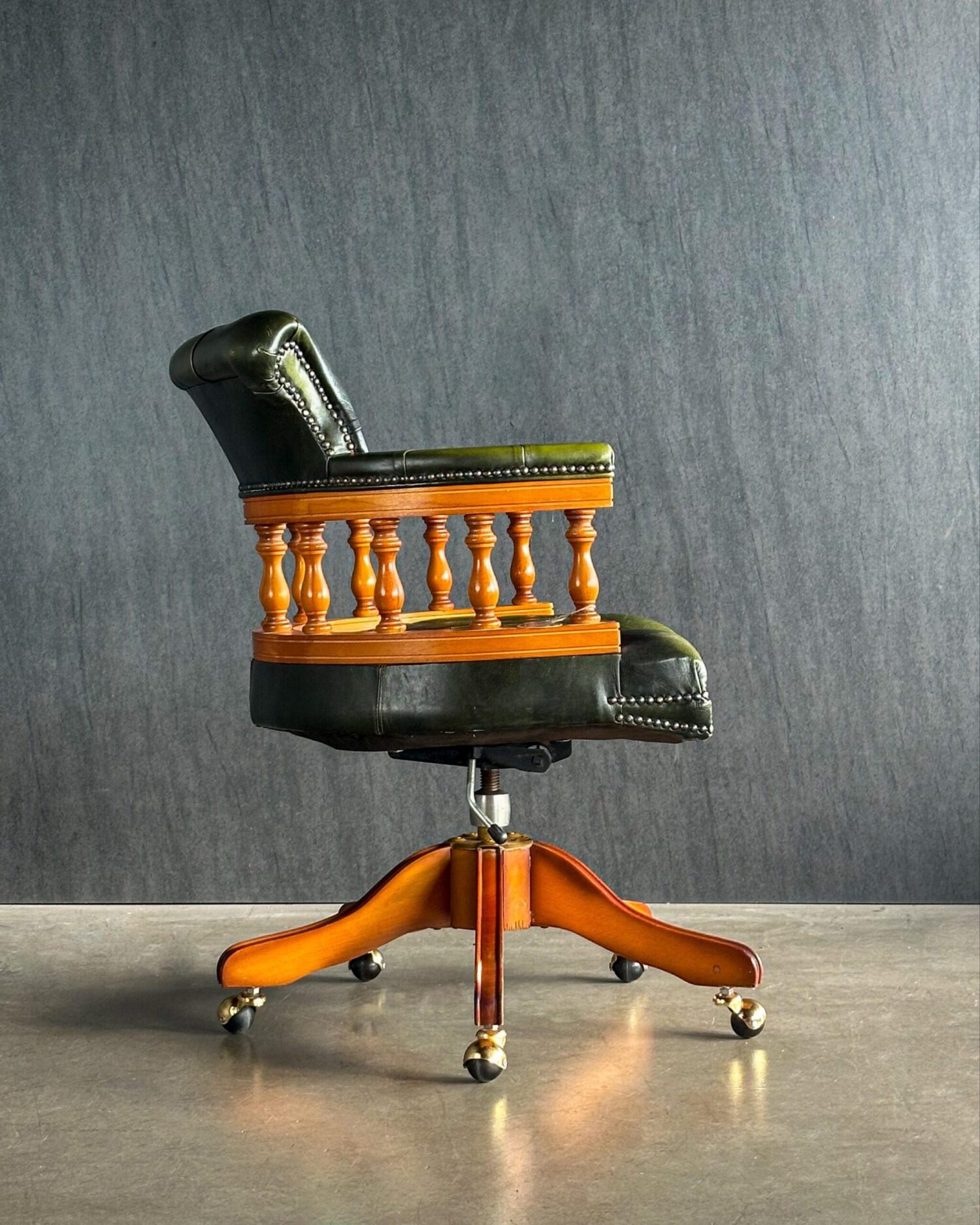 Chesterfield Captain's Chair - Görsel 6