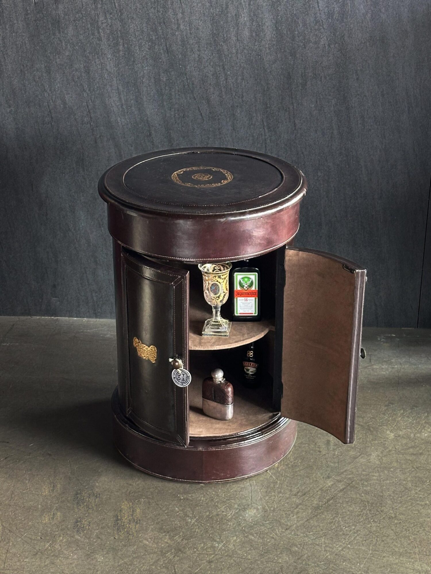 Deri Silindir Dolap - Görsel 2