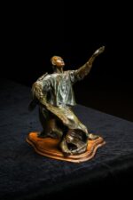 "Breaking Through" Bronz Heykel