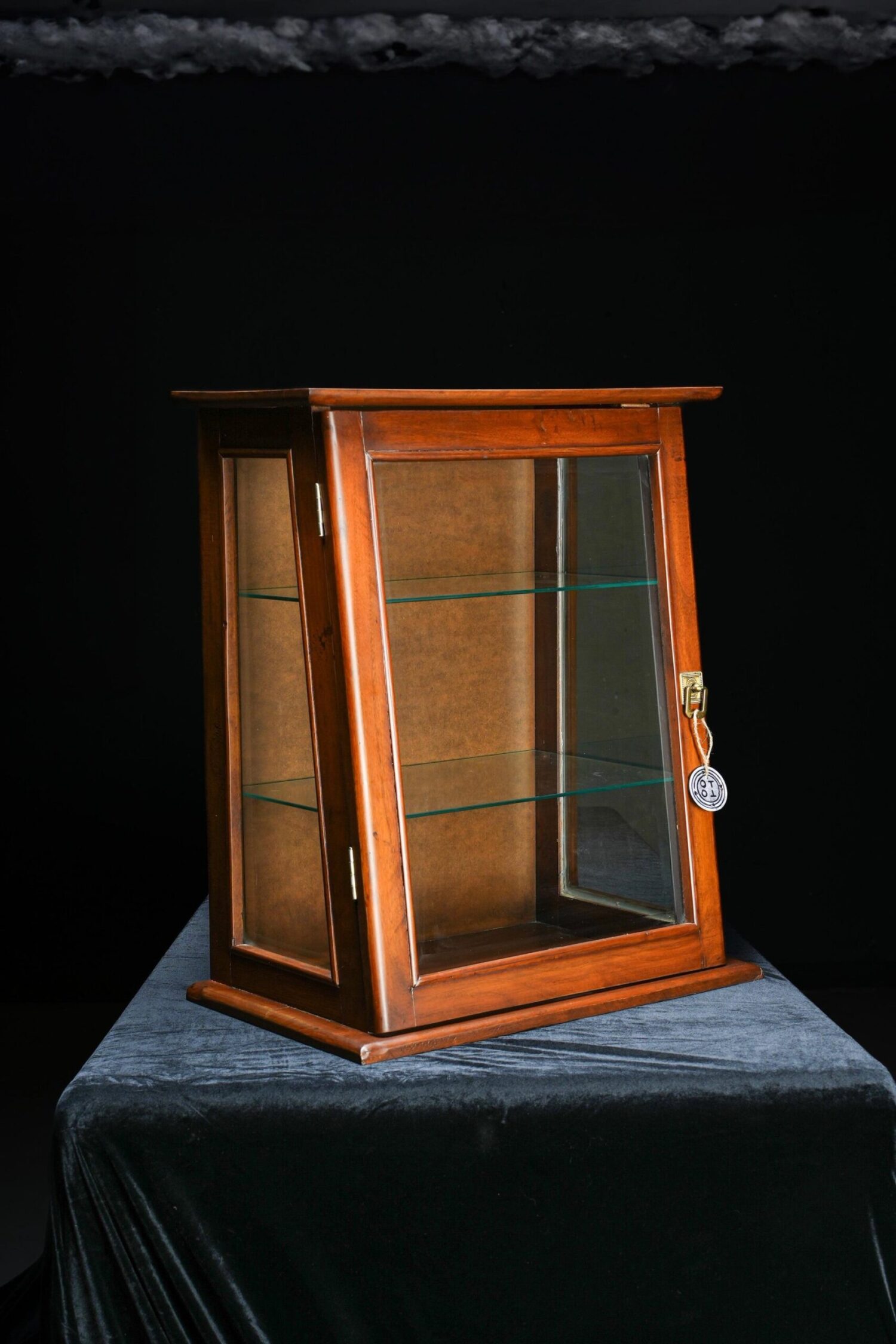 Camlı Teşhir Dolabı - Görsel 1