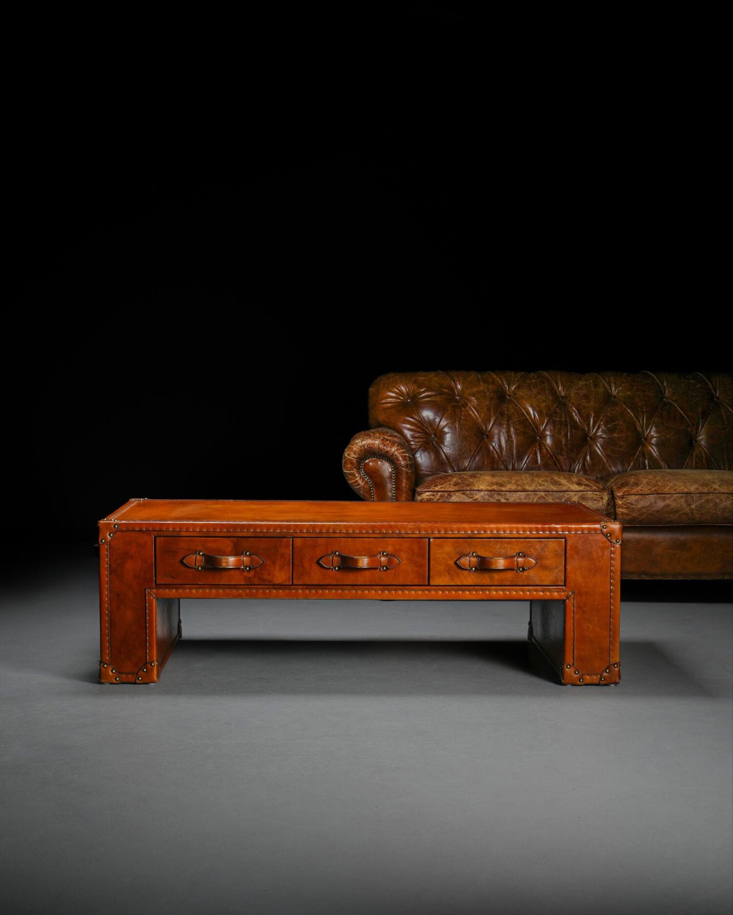 Timothy Oulton Deri Sehpa - Görsel 1