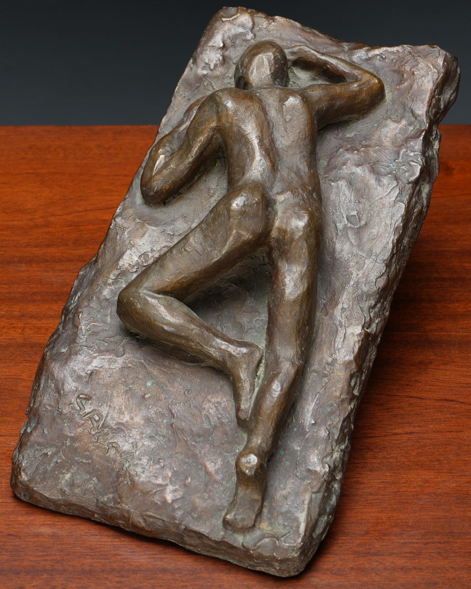 Yerde Yatan Adam Bronz Heykel - Görsel 2