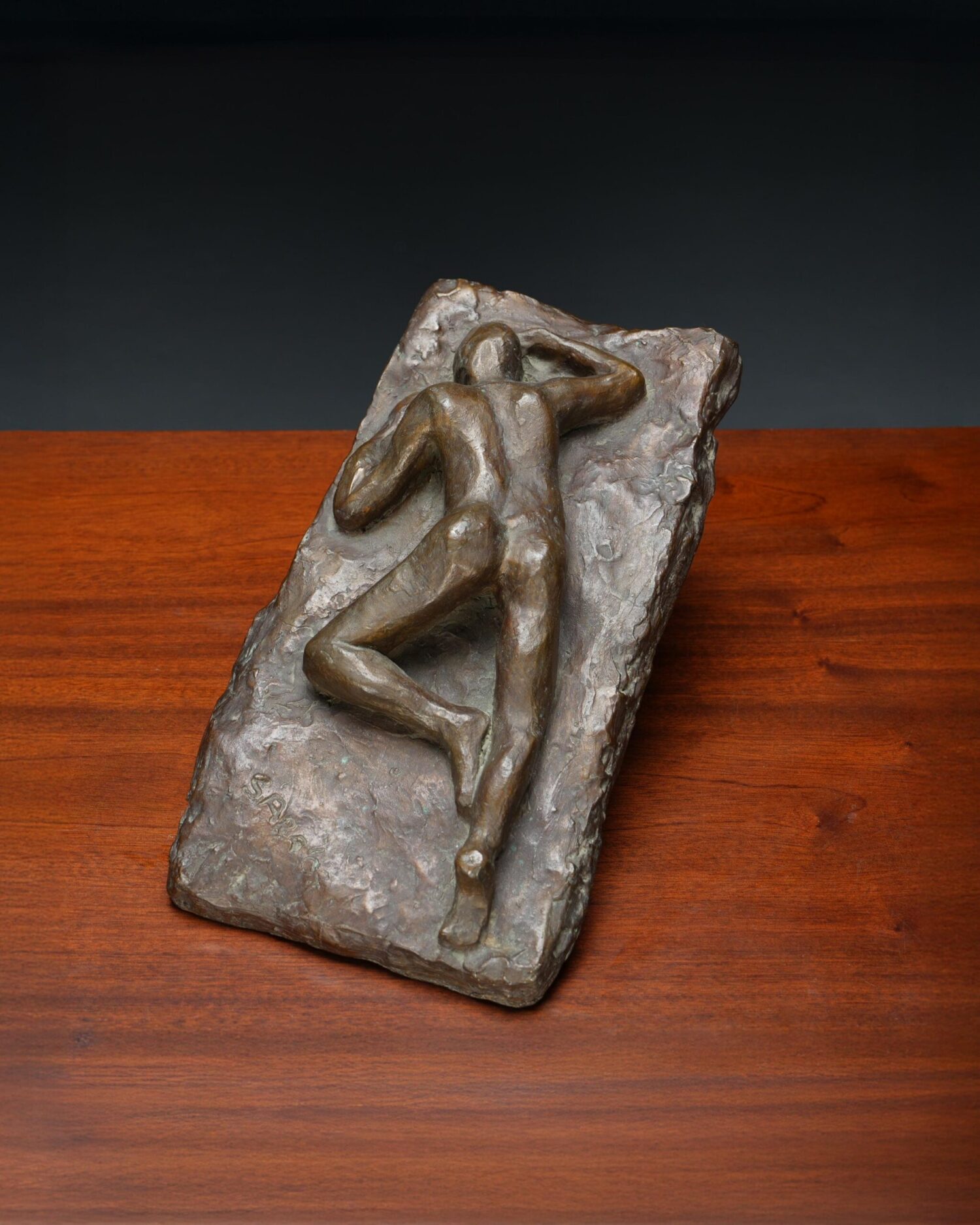 Yerde Yatan Adam Bronz Heykel - Görsel 1