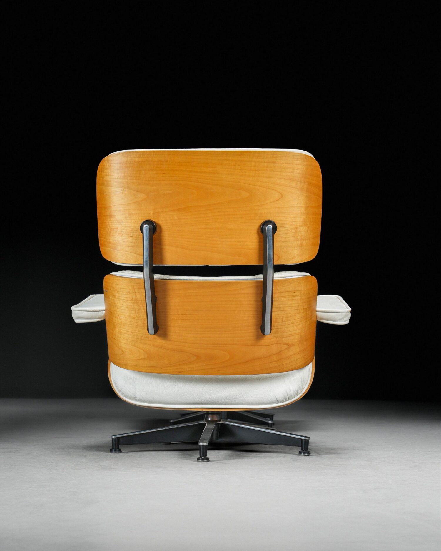 2025/08/1000217965-scaled.jpg Eames Lounge Chair & Ottoman - Görsel 3