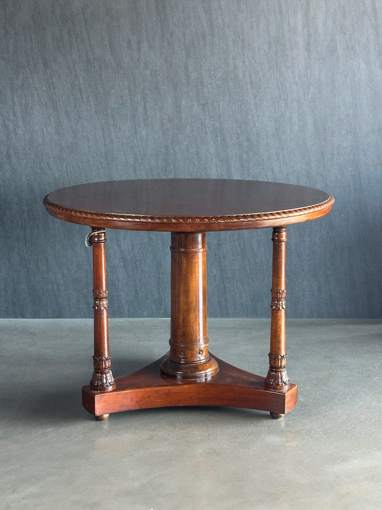 Sütun Ayaklı Maun Masa - Görsel 1