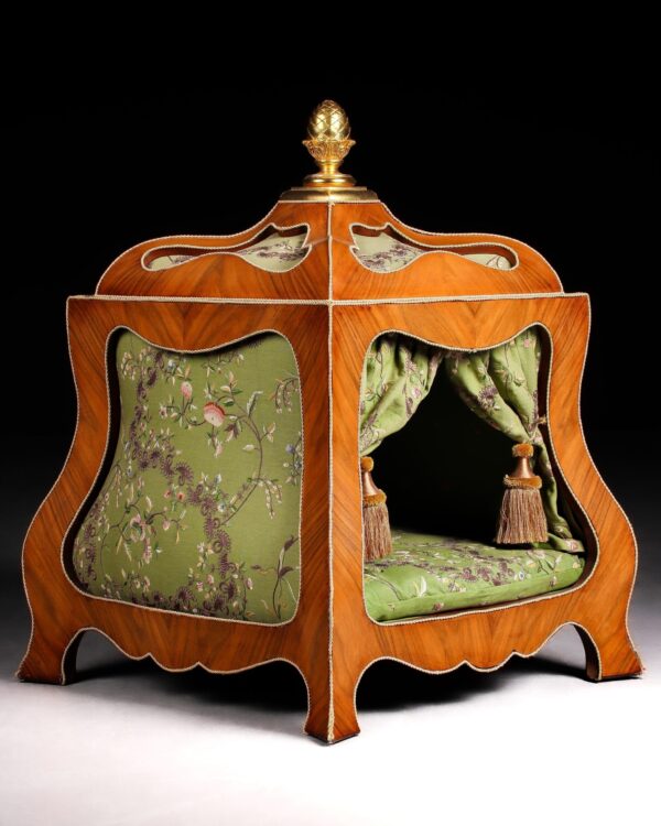 Arthur Brett - Louis XV Pet Pavilion - Kod 3526