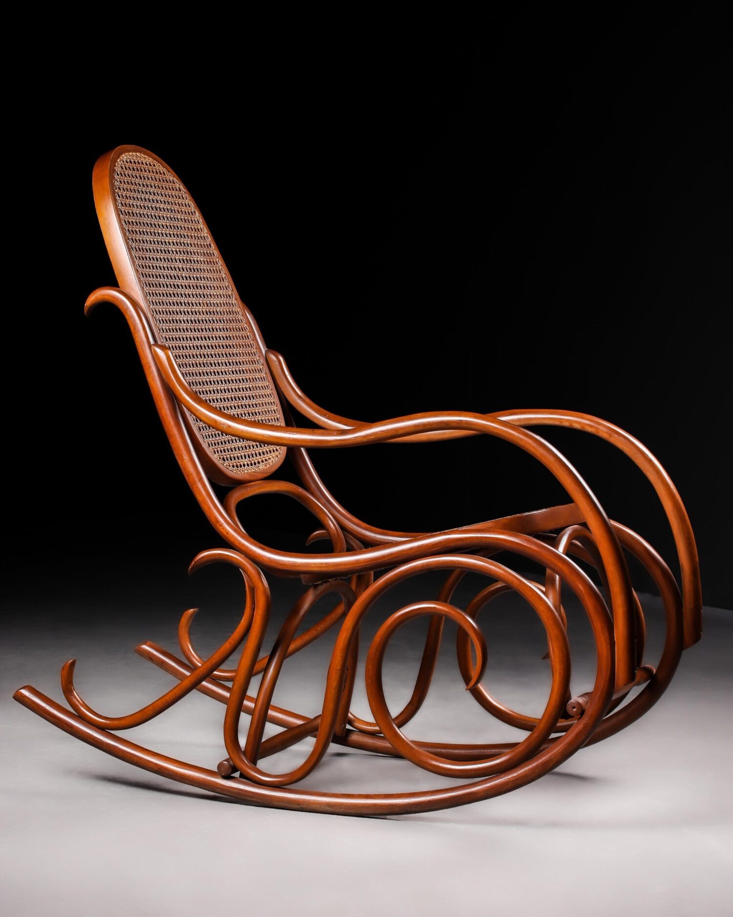 IMG-20241027-WA0051-scaled-1.jpg Thonet No.10 Sallanan Koltuk - Görsel 4