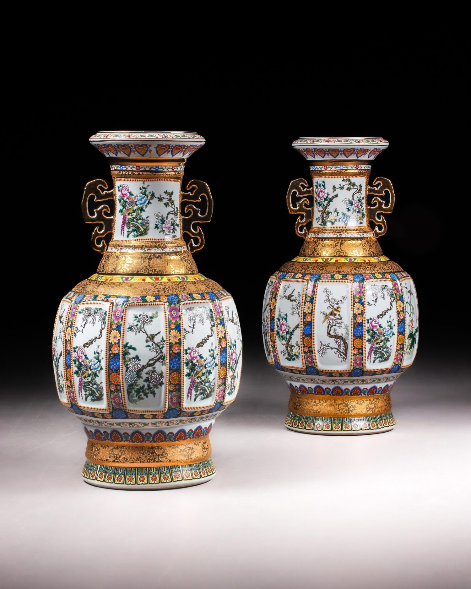 IMG-20241119-WA0062-scaled-1.jpg Büyük Çin Vazoları - Çift - Görsel 1