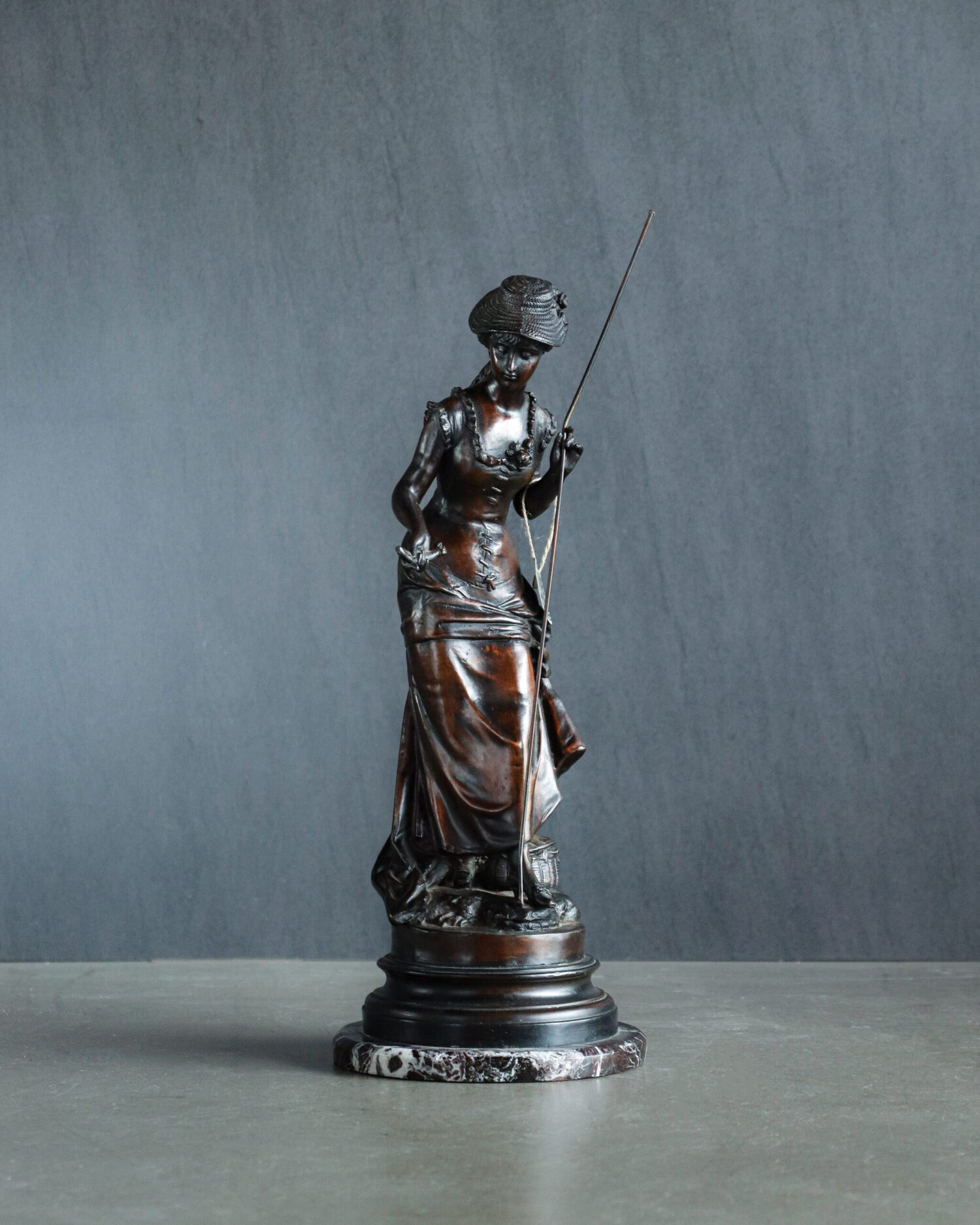 Bronz Balık Tutan Kadın Heykeli - Görsel 1