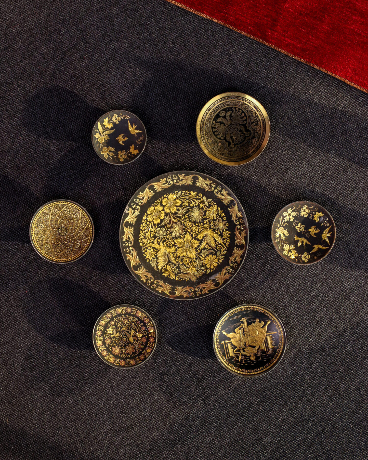 İspanyol Toledo Altın İşlemeli Tabaklar ve İki Vazo - Görsel 1