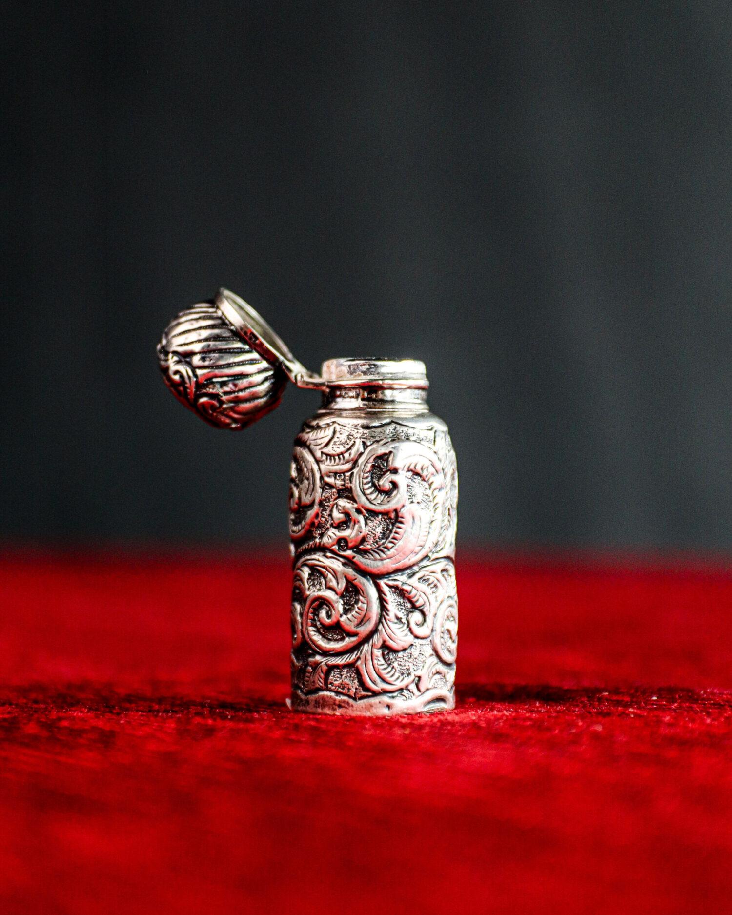 Kabartmalı Gümüş Parfüm Şişesi - Görsel 3