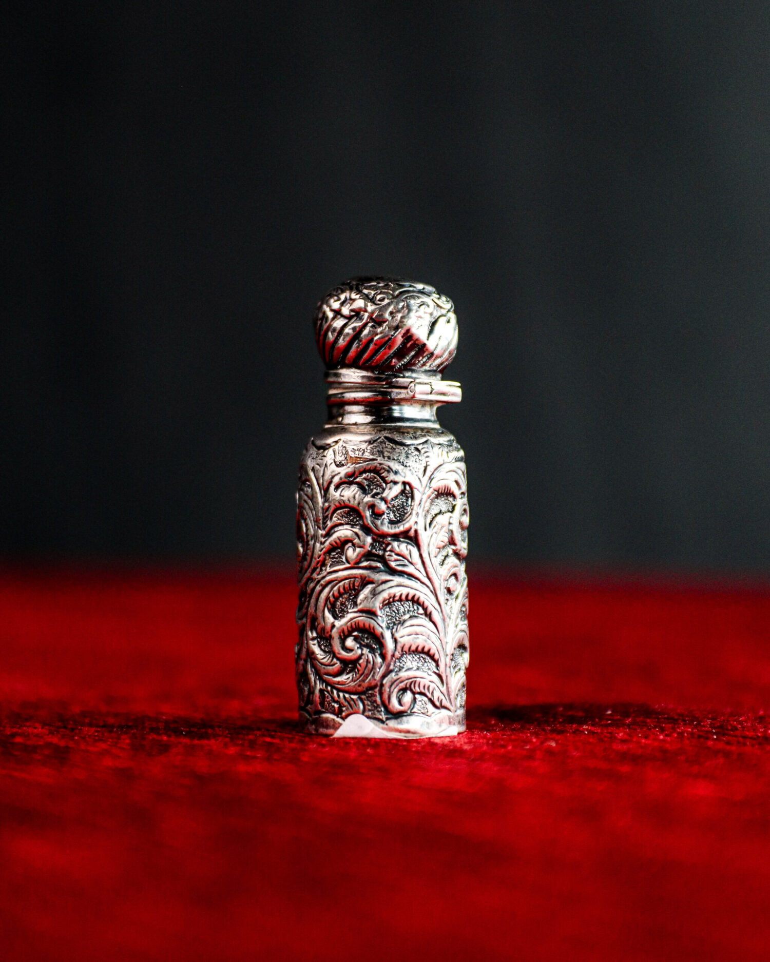 Kabartmalı Gümüş Parfüm Şişesi - Görsel 1