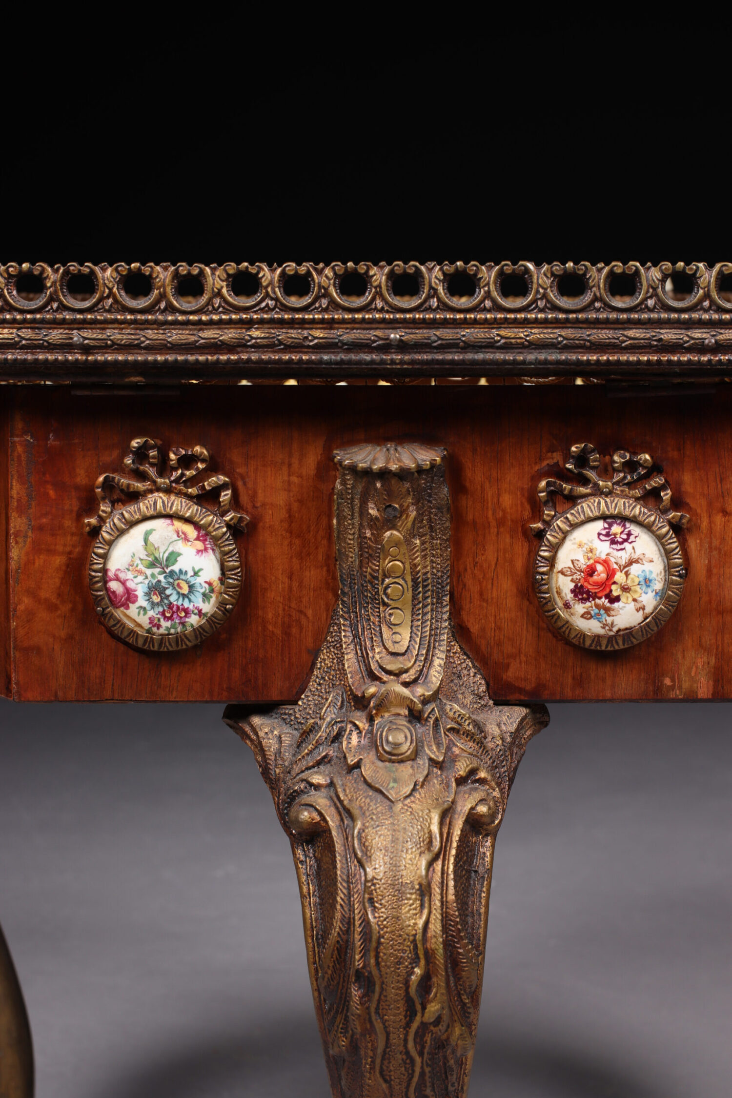 Antika, Fransız, Gül Ağacı & Porselen Teşhir Sehpası - Görsel 2