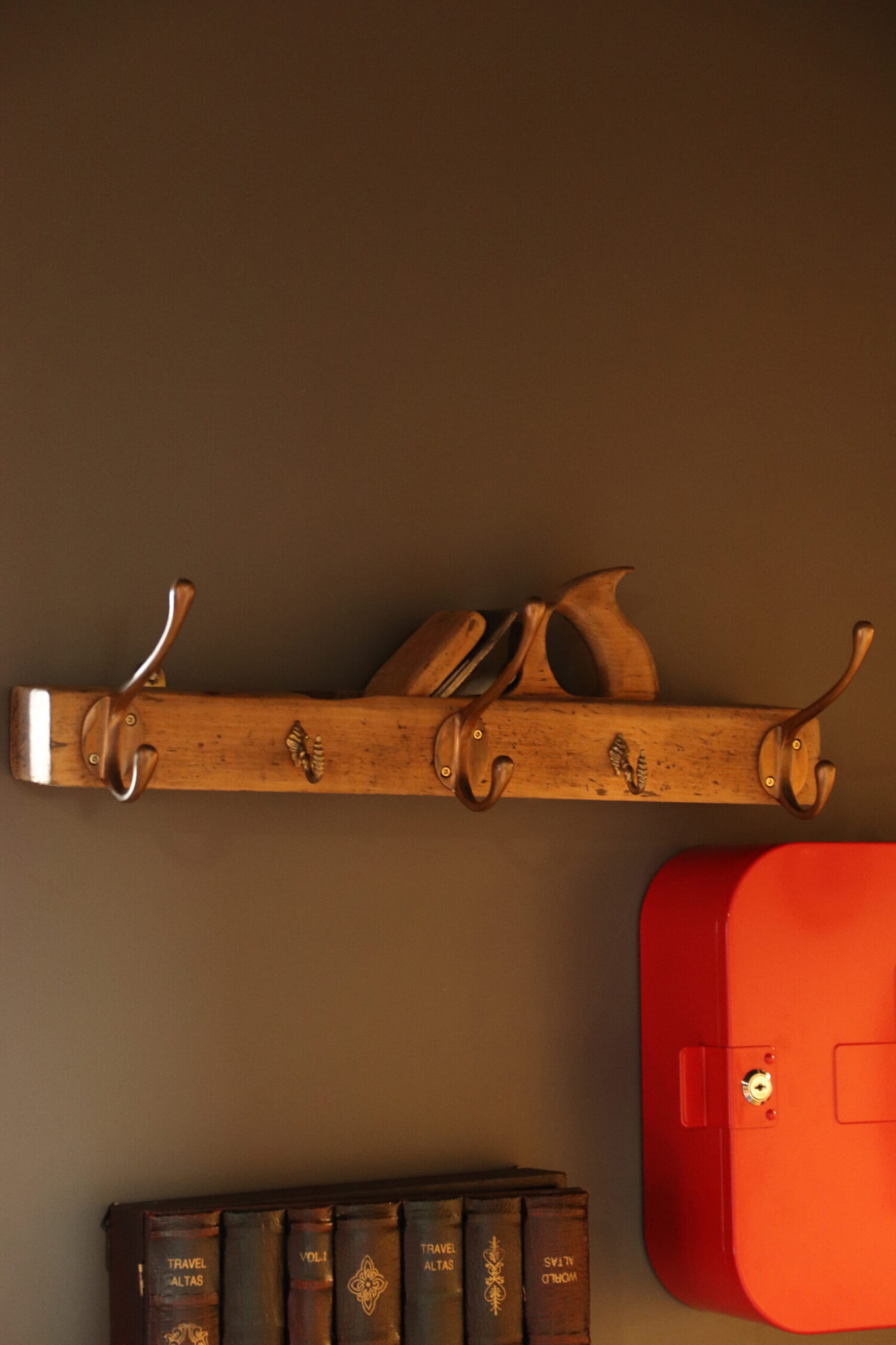 Antika Marangoz Rendesinden Dönüştürülmüş Pirinç Kancalı Askı - İngiltere - Görsel 1