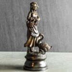 Bronz Çiftçi Kız Heykeli