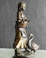 Bronz Çiftçi Kız Heykeli - Görsel 4