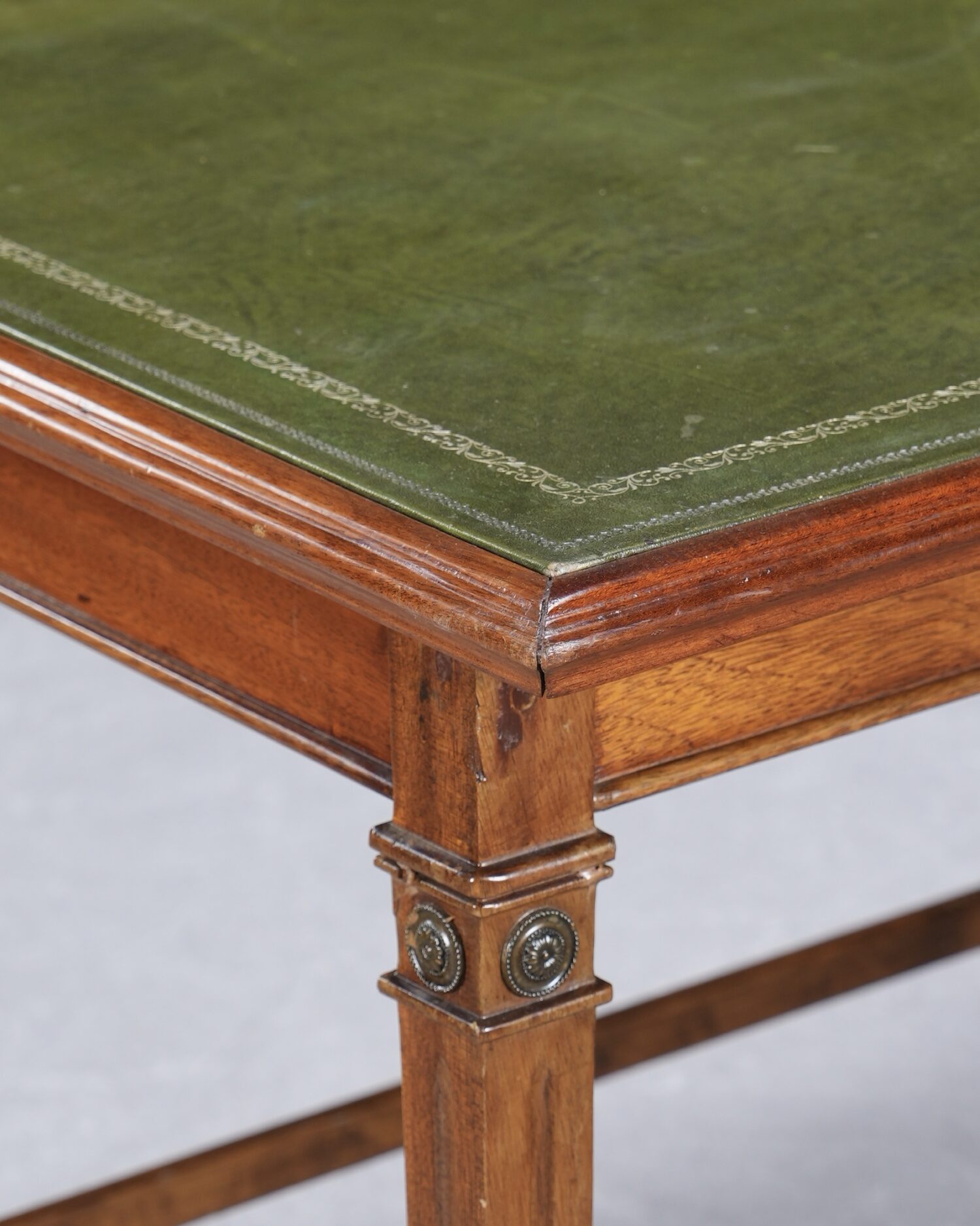 Yeşil Derili Ahşap Masa - Görsel 2