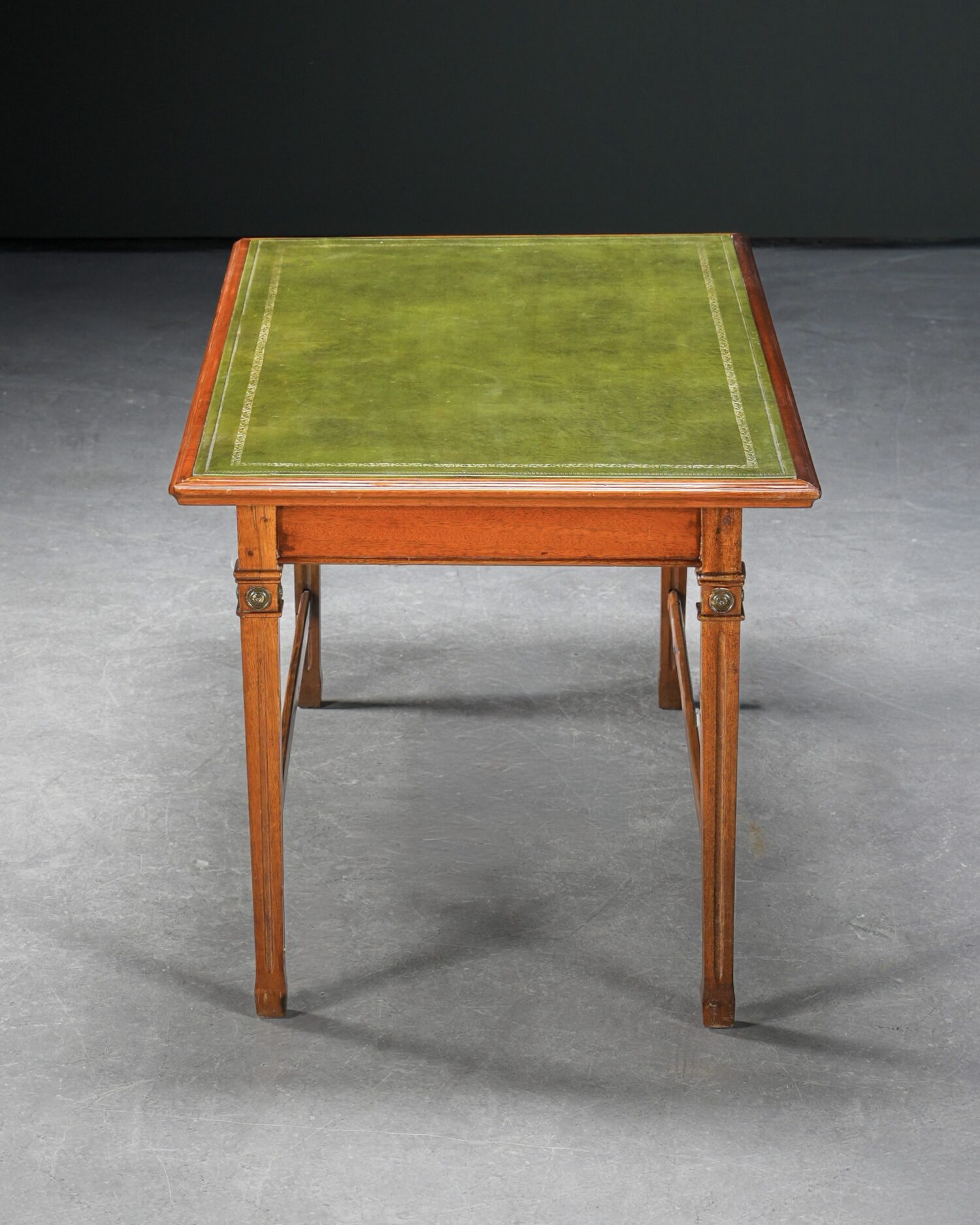 Yeşil Derili Ahşap Masa - Görsel 1