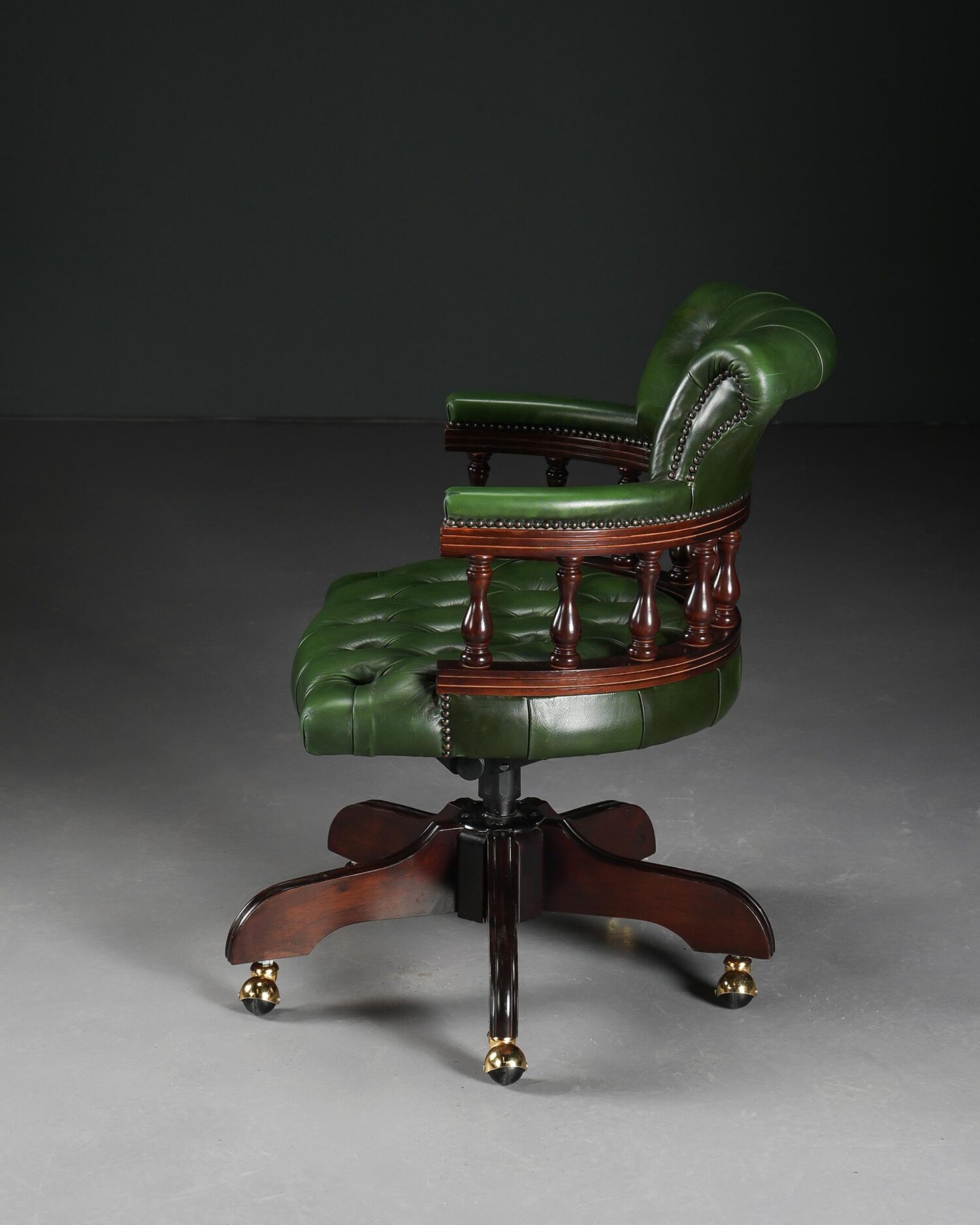 2025/10/1000234628-scaled.jpg Chesterfield Captains Chair - Görsel 6