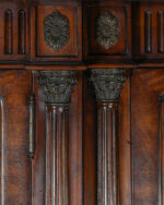 Theodore Alexander Breakfront Curio Cabinet - Görsel 4