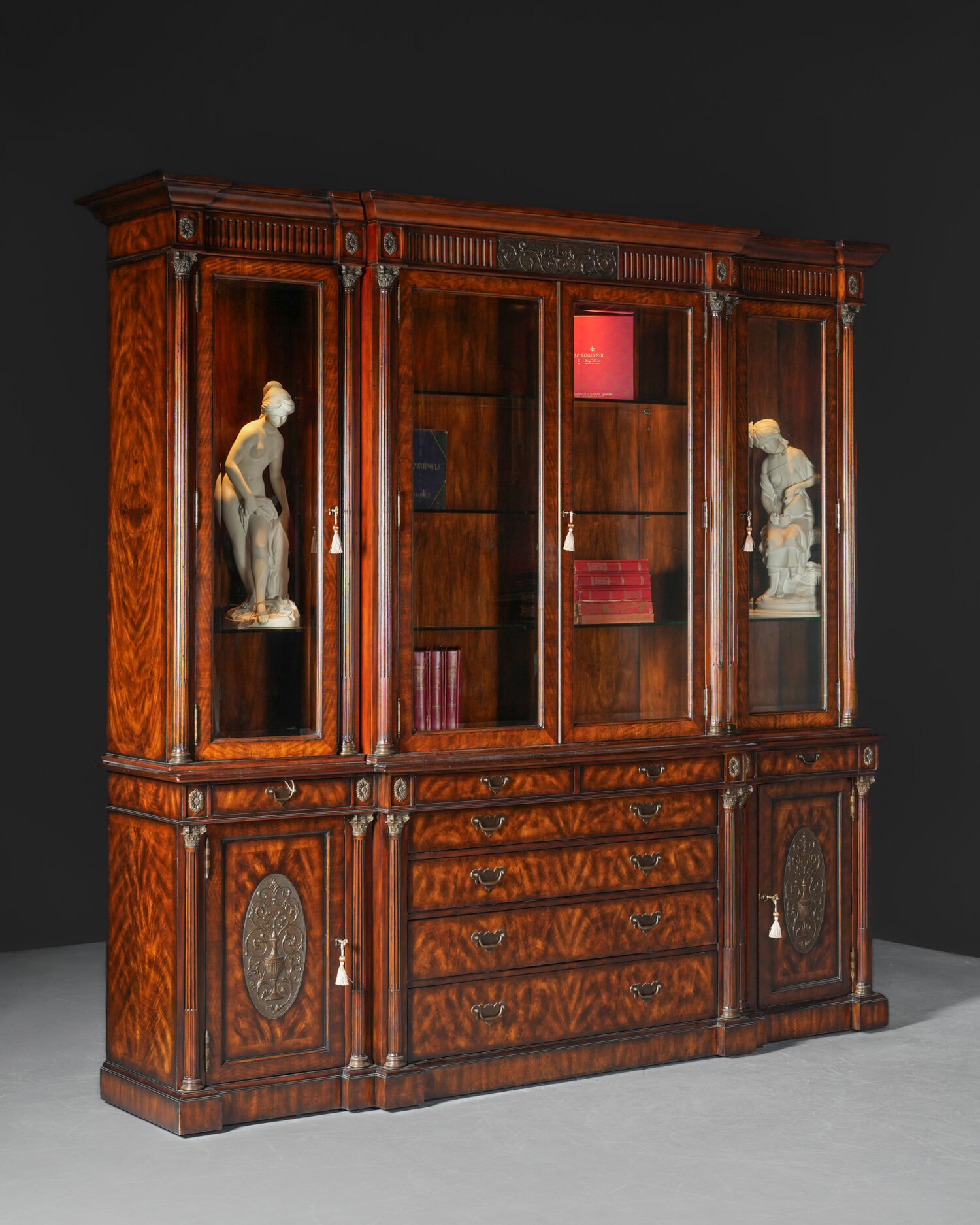 Theodore Alexander Breakfront Curio Cabinet - Görsel 2