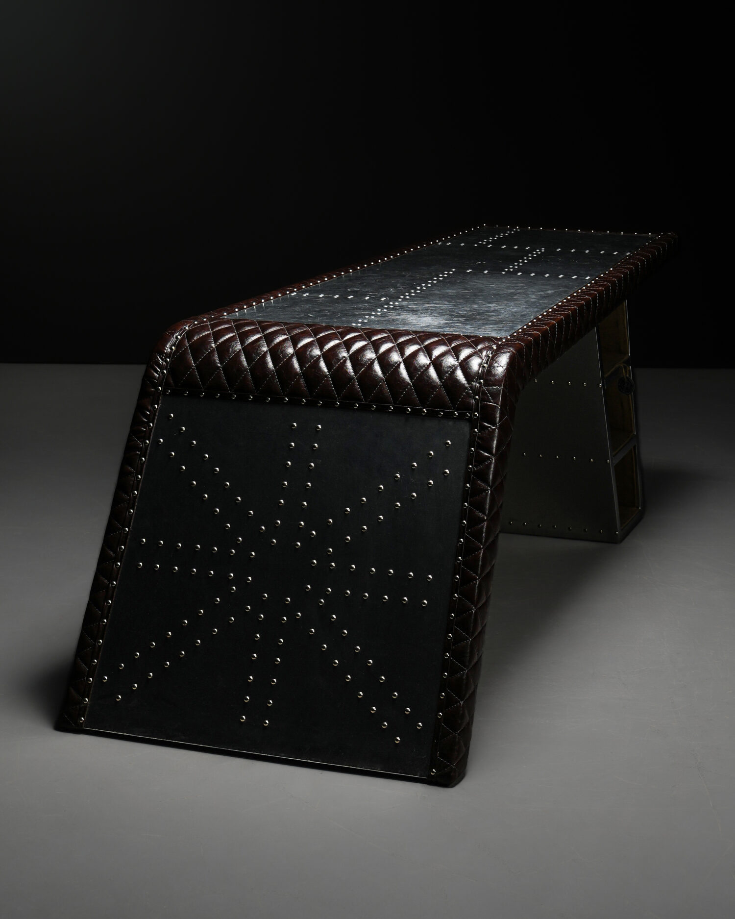 Kapitone Deri Kaplama Aviator Masa - Görsel 8