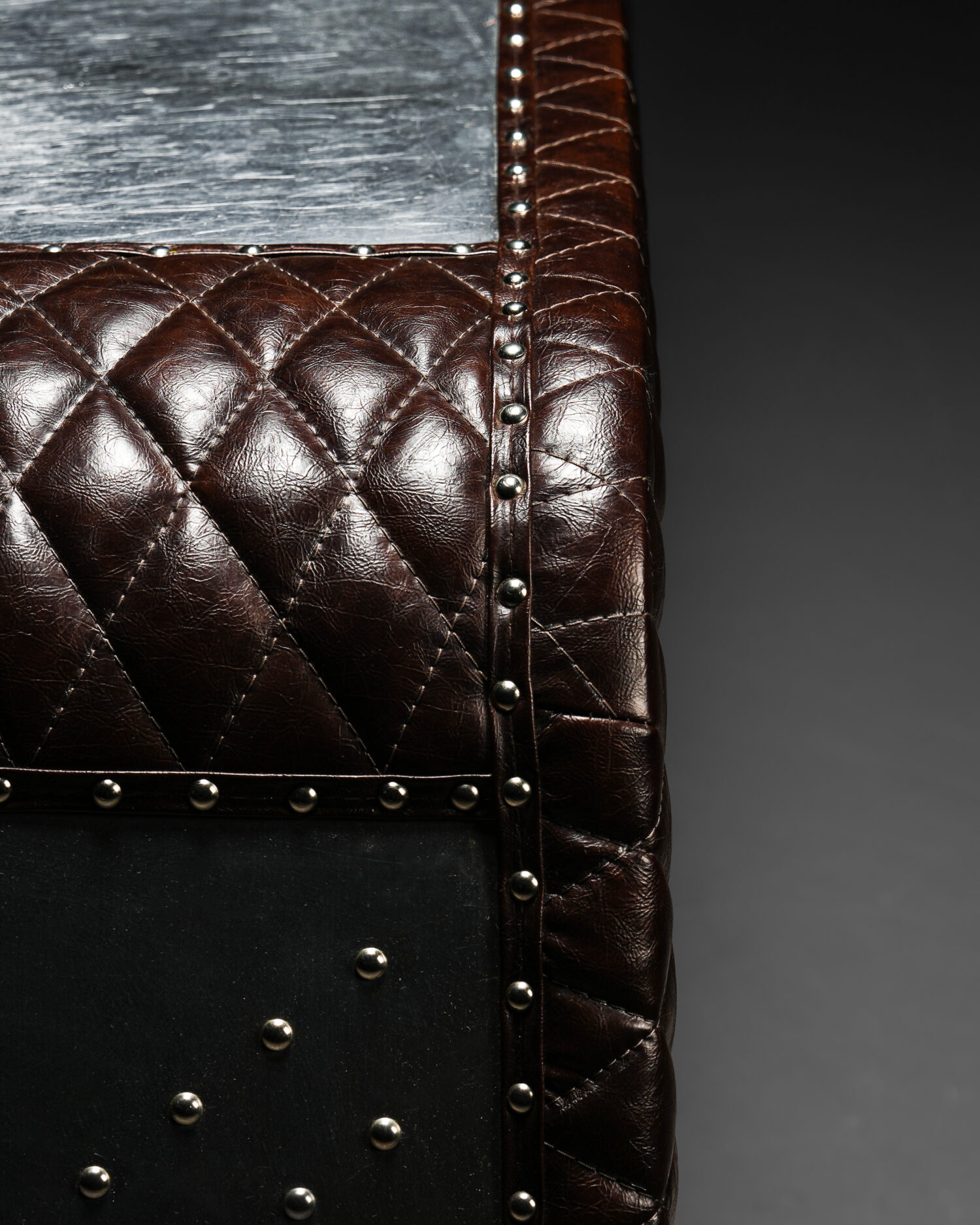 Kapitone Deri Kaplama Aviator Masa - Görsel 7