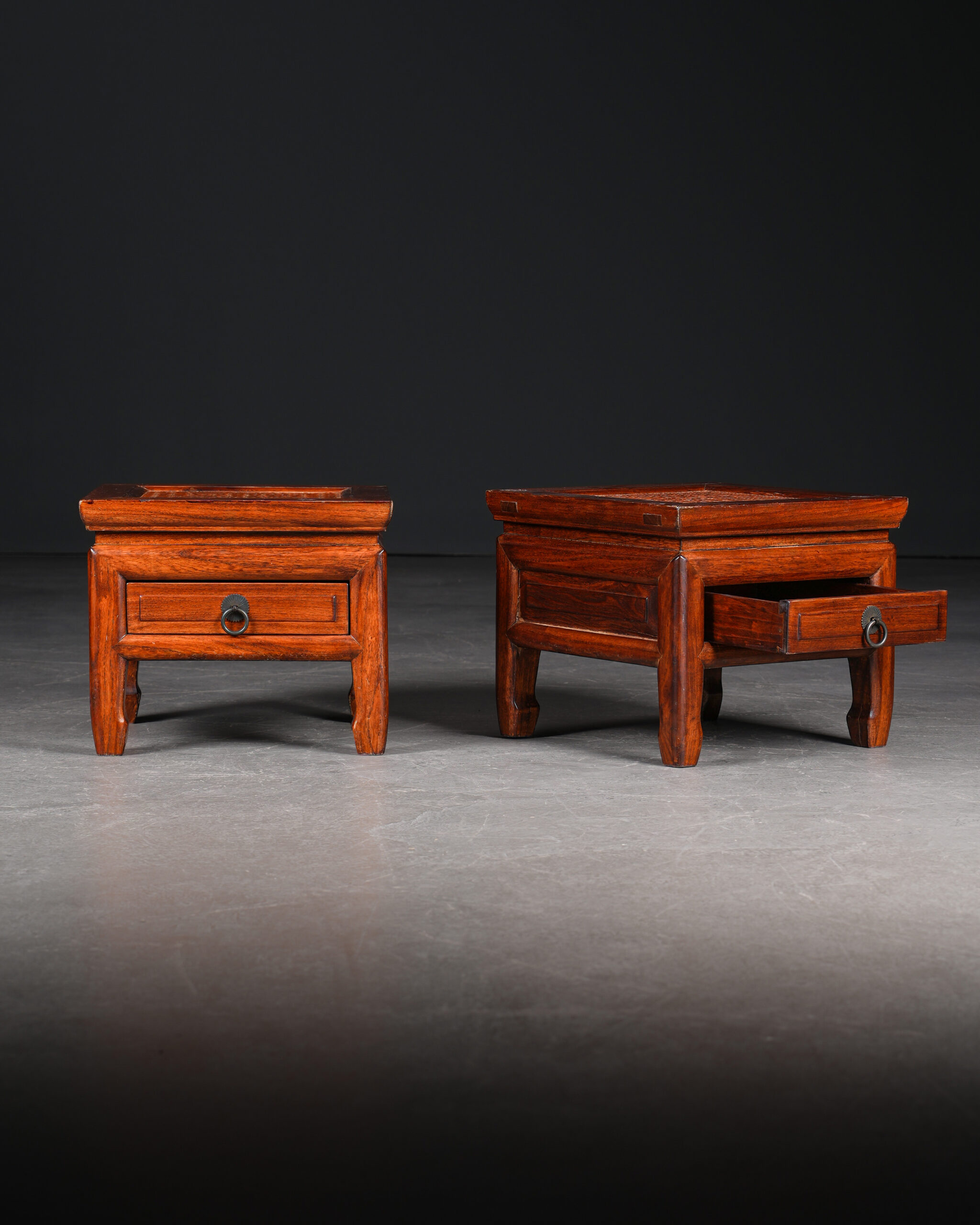 Antika Küçük Komodin Çift – Örgü Desenli Üst Tabla