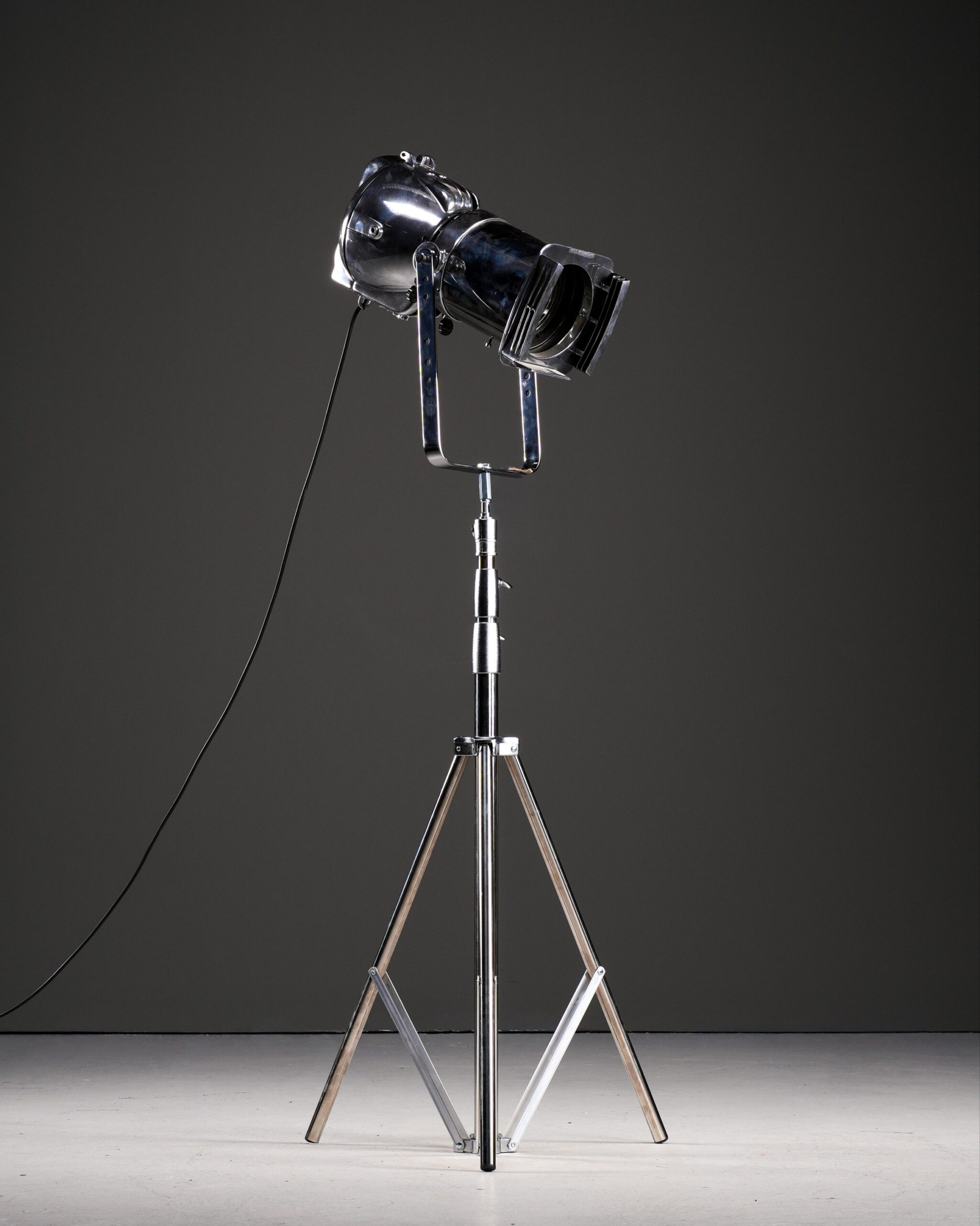 2026/06/1000319046-scaled.jpg Strand Electric Tiyatro Projektörü - Londra, 1950-1960'lar - Görsel 1
