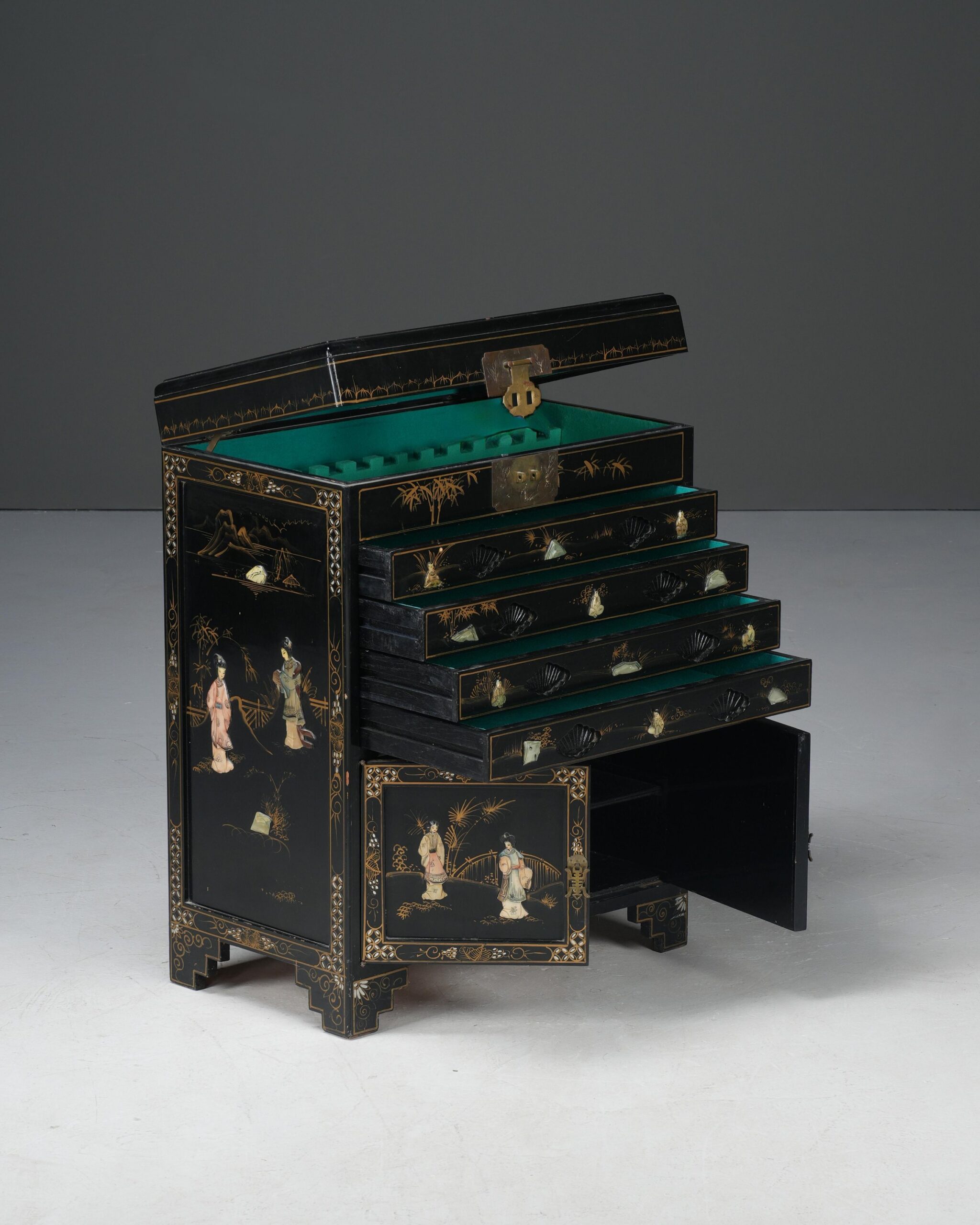Chinoiserie Koleksiyon Dolabı, 1960'lar